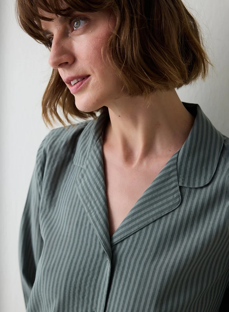 بنتي طقم بيجامة بأكمام طويلة وياقة مخططة